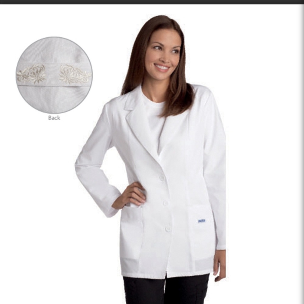 NWT Mobb Women's Short Fitted Lab Coat: size Large